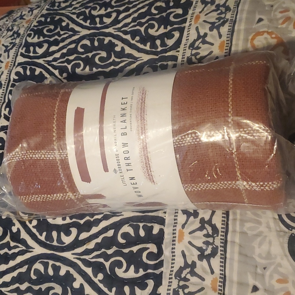 Woven throw blanket